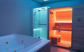 Skyline Rooms & Suites